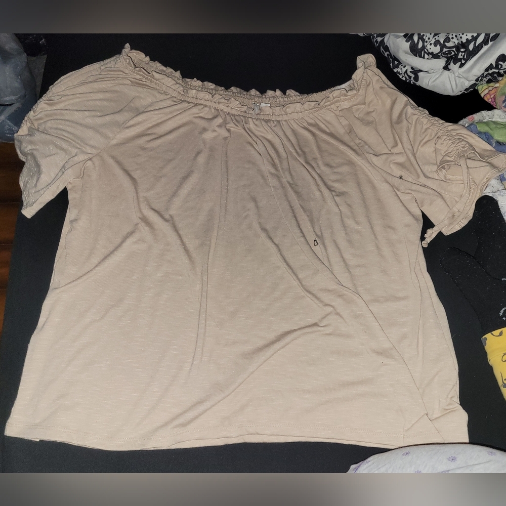 Womens dressy shirt. Scrunch details on neckline and arms. Size XL.